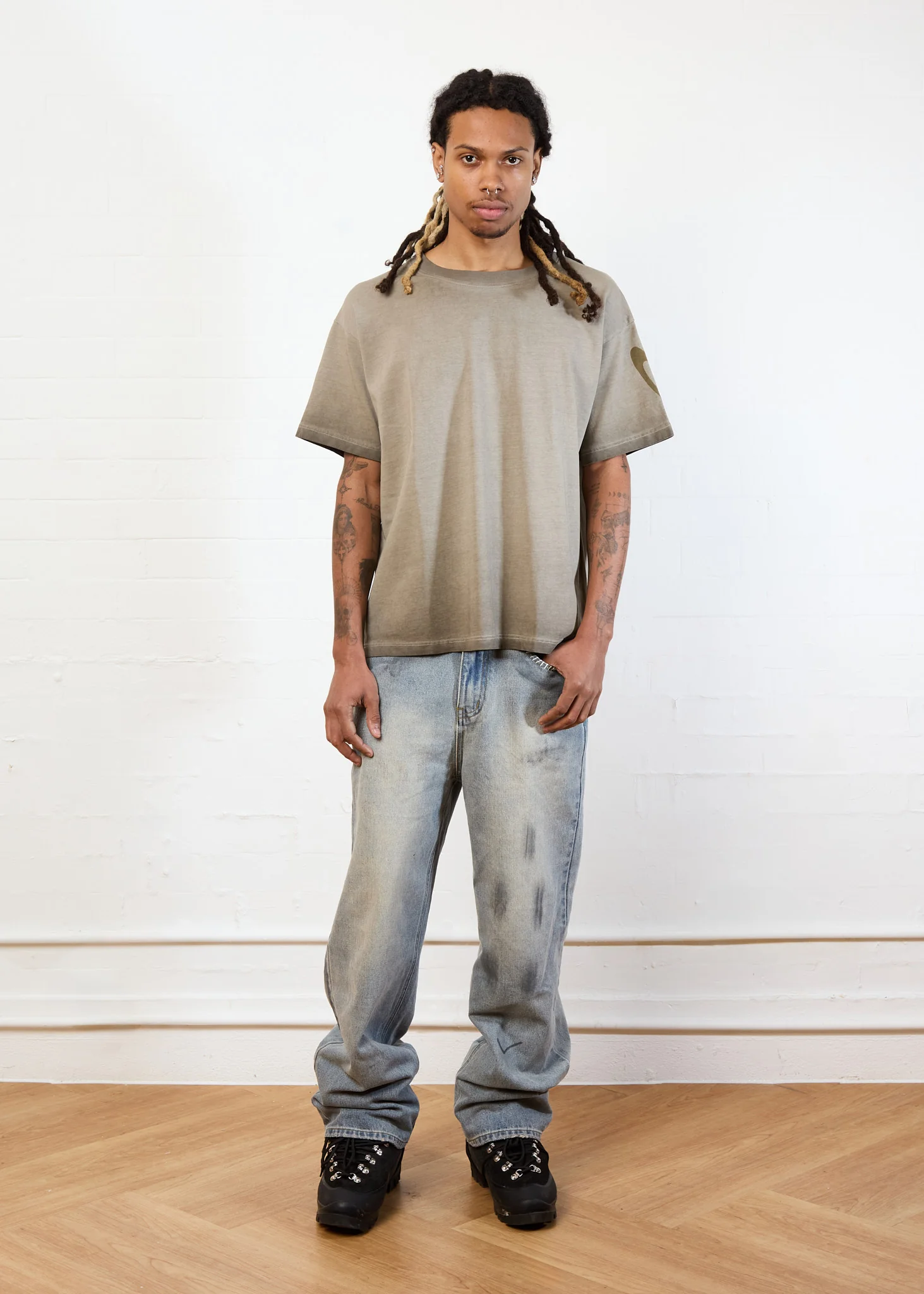 HEART ON SLEEVE TEE (STONE) - Image 5