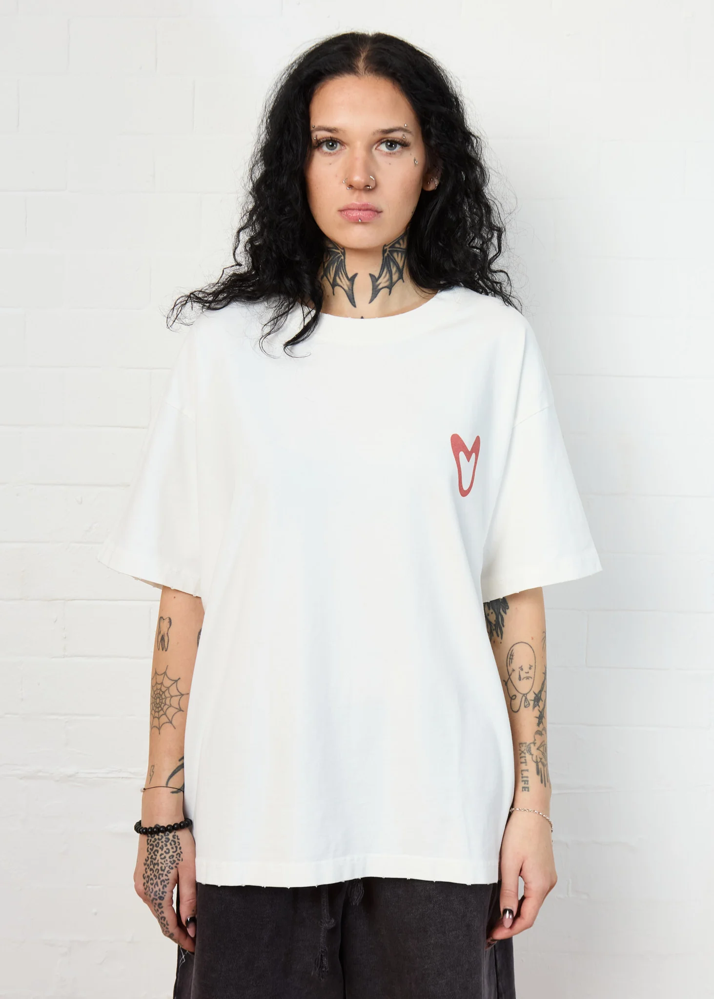 CLASSIC LOVES HEART TEE (WHITE) - Image 5