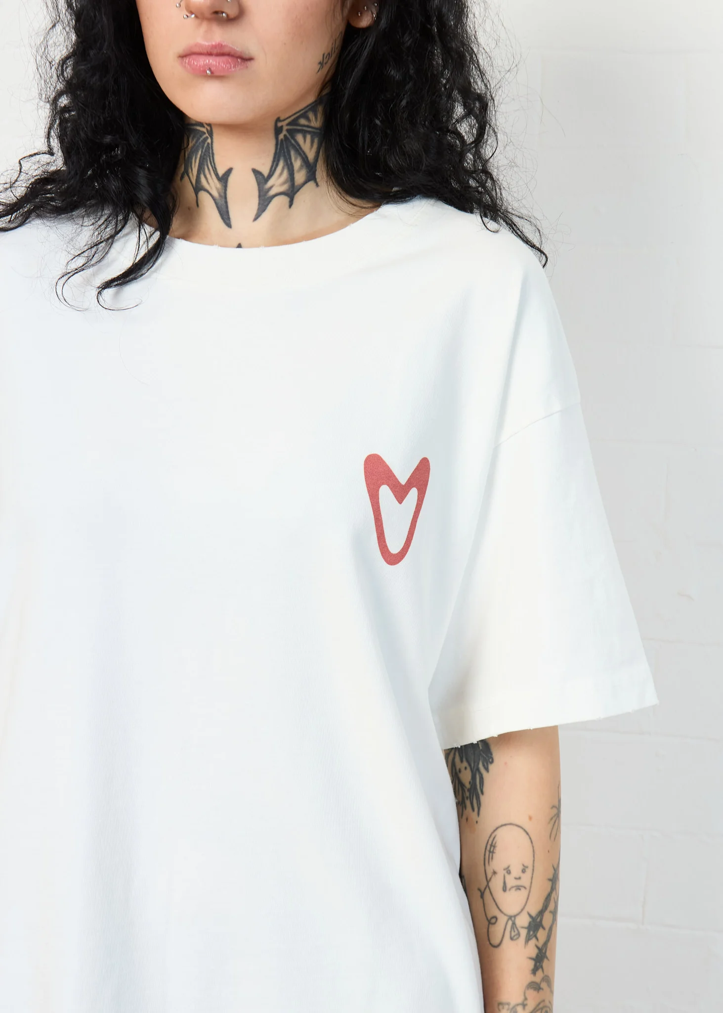CLASSIC LOVES HEART TEE (WHITE) - Image 6
